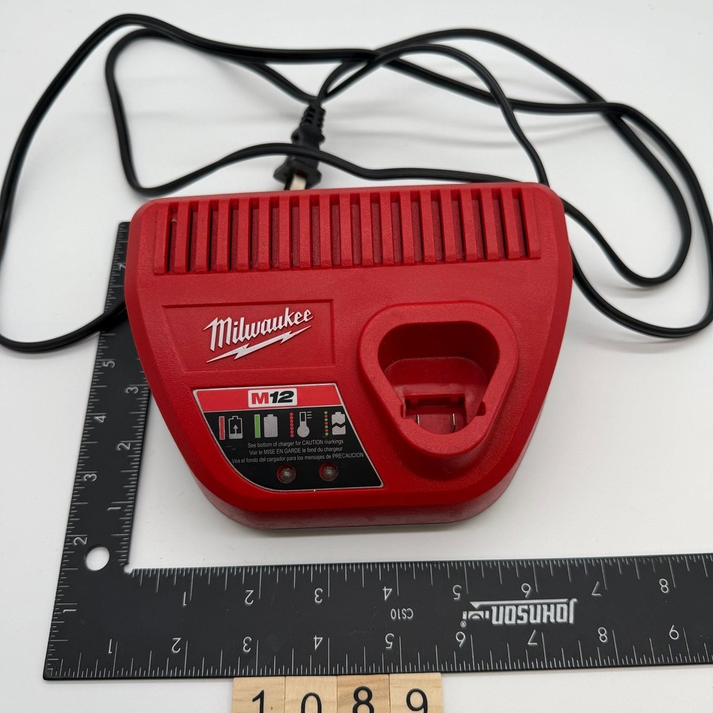 Milwaukee M12 12-Volt Lithium-Ion Fast Battery‎ Charger LED minor marks
